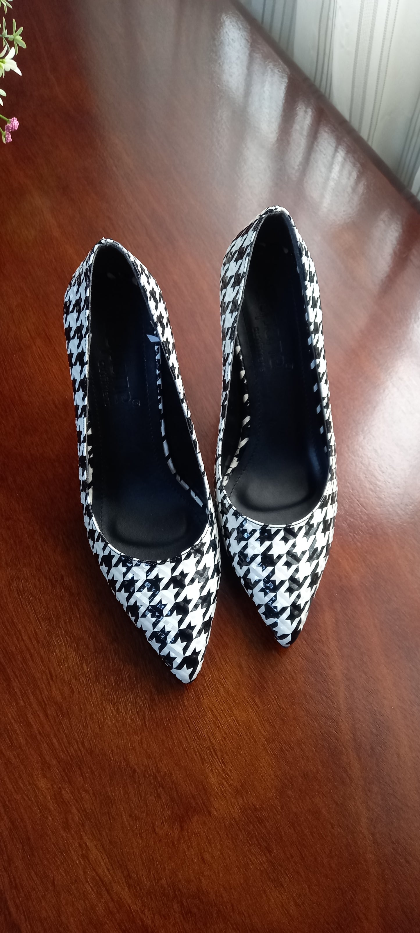 Black and White Dog Tooth Print Heels