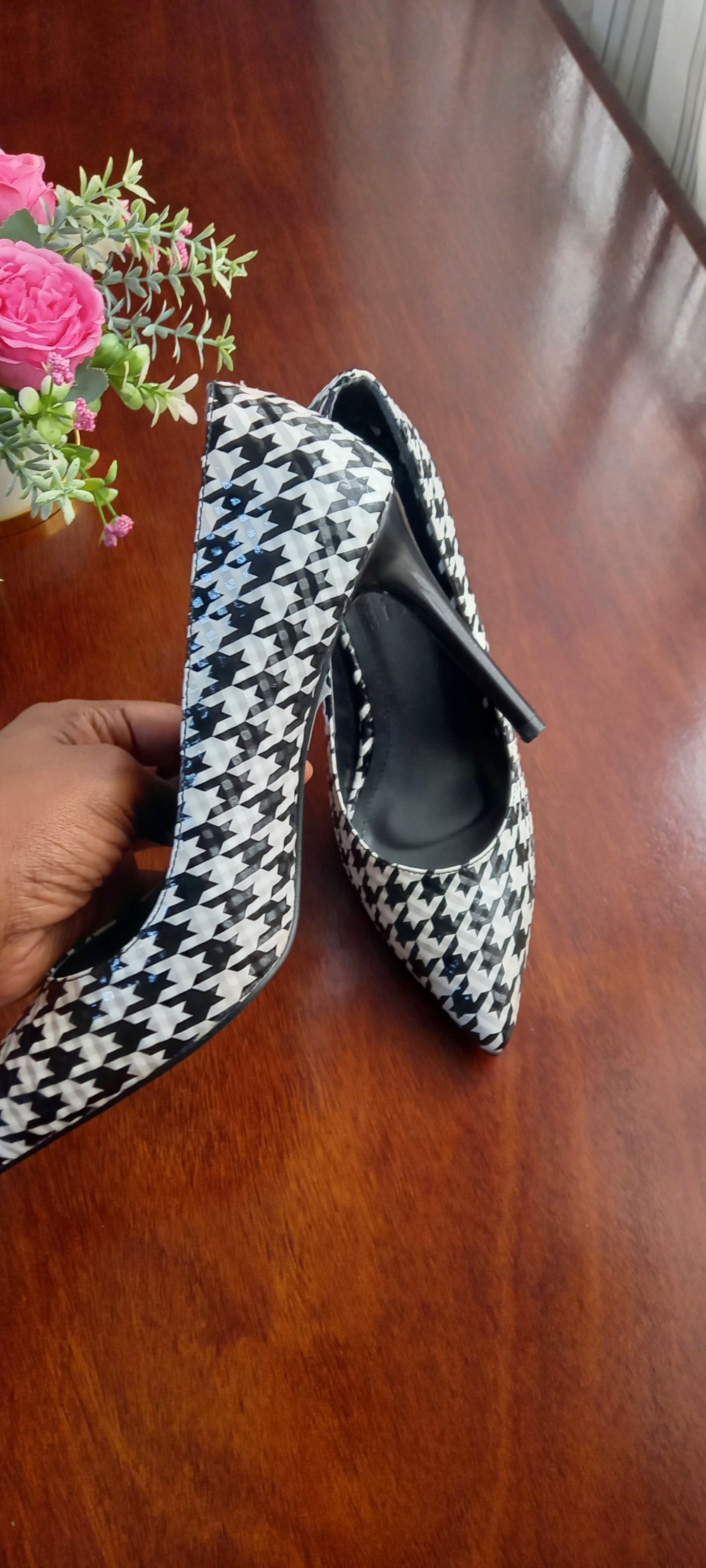 Black and White Dog Tooth Print Heels