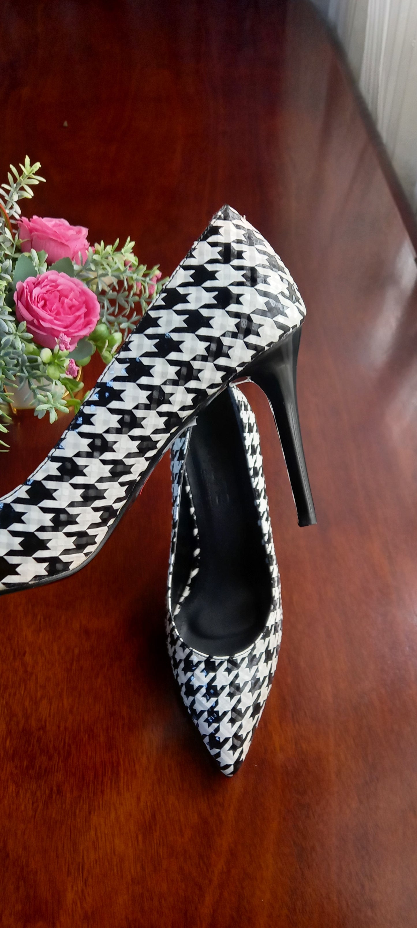 Black and White Dog Tooth Print Heels